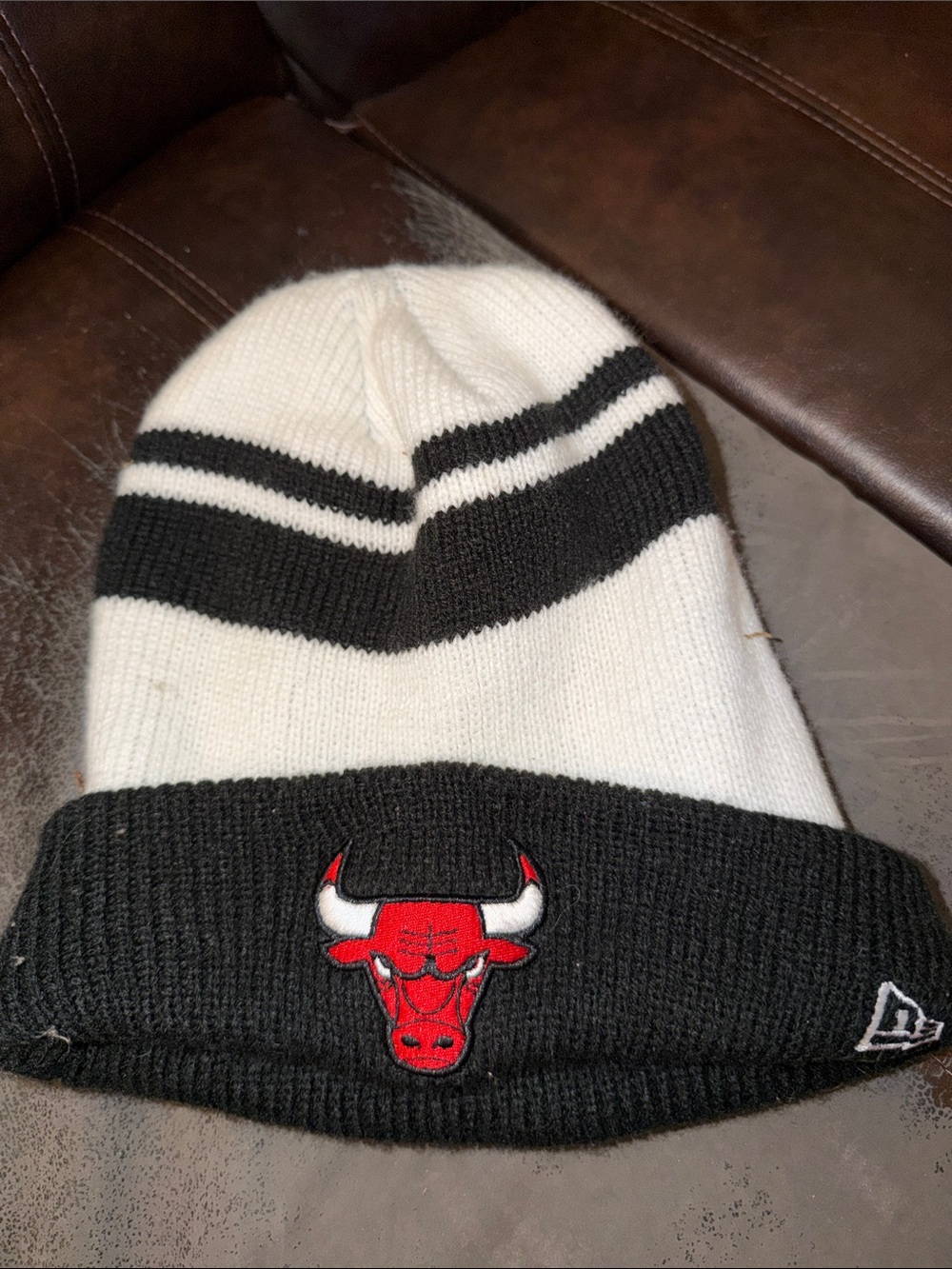 NBA New Era Black and White Chicago Bulls Knit Cuff Beanie - Picture 1 of 1